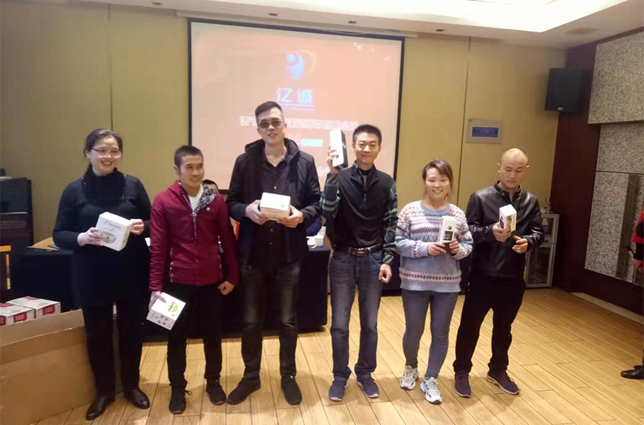 游戏现场：三人四足获奖者